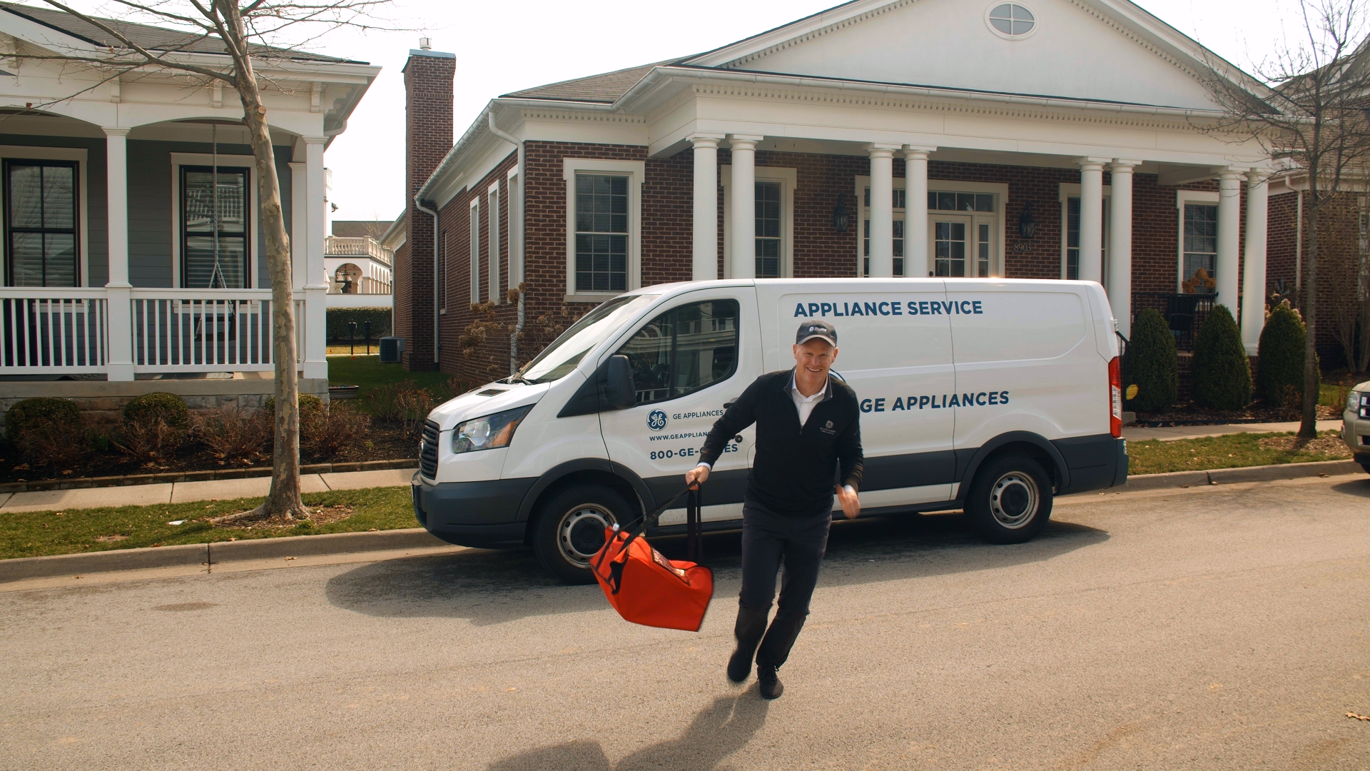 #AirFryApril--Rick Hasselbeck, CCO of GE Appliances, Took the Streets to Hand-Deliver Hot Air to Consumers