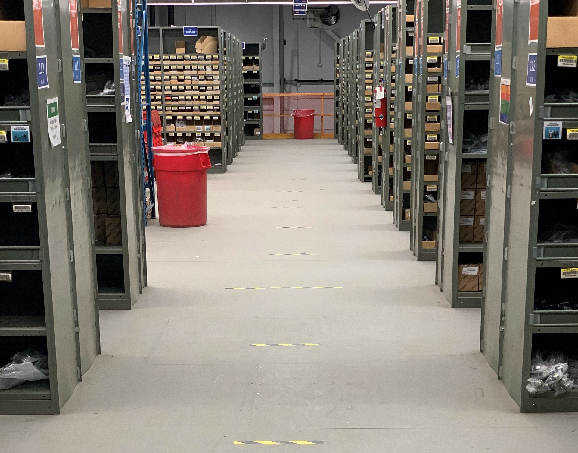 Des travailleurs essentiels s’activent en coulisses dans les entrepôts