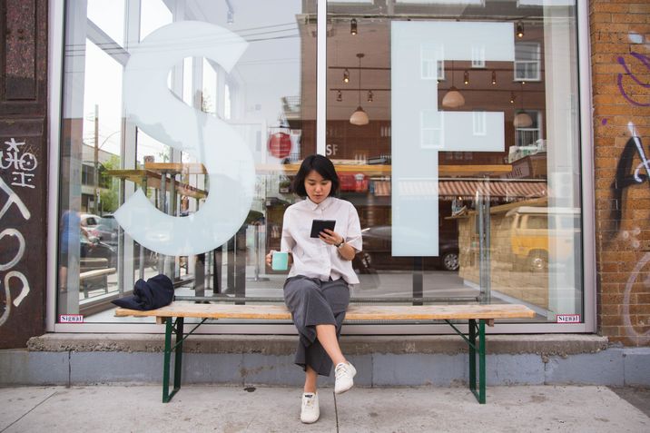 Yunjung Na enjoys an early afternoon coffee while reading her Kobo Aura H2O