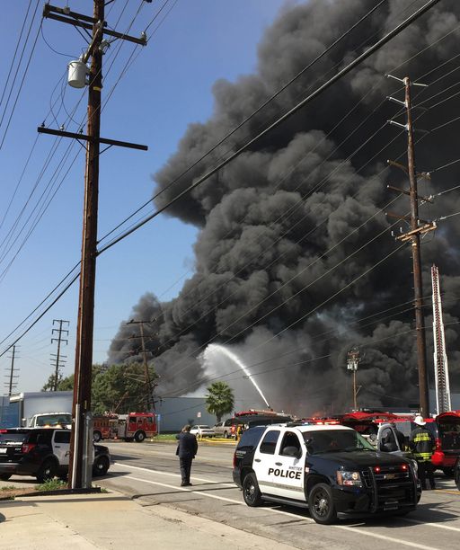 바닥에 떨어진 전선: 교통사고 후 전기 사고 피하기 