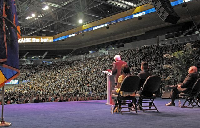 Block addresses students in Pauley