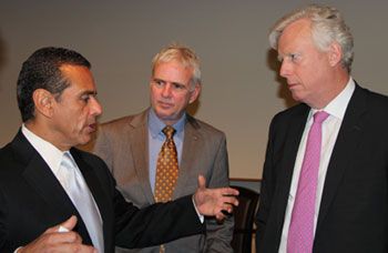 trio-chatting-IMG 3577