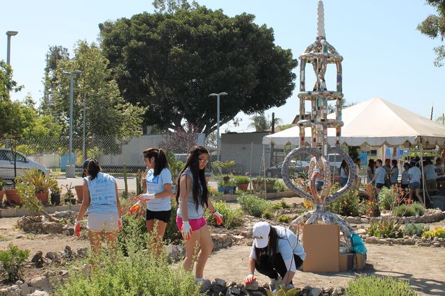 UCLA Volunteer Center project at Watts Towers