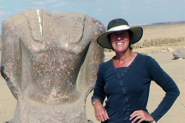 Willeke Wendrich with statue of Ramses