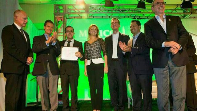 Governor Jerry Brown (from left to right), Mexican President Enrique Peña Nieto, Francisco López-Flores, First Lady of Mexico Angelica Rivera de Peña, Mayor Eric Garcetti, unidentified Mexican official, and Mexican Consul General Carlos Sada.