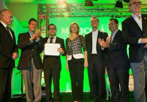 Governor Jerry Brown (from left to right), Mexican President Enrique Peña Nieto, Francisco López-Flores, First Lady of Mexico Angelica Rivera de Peña, Mayor Eric Garcetti, unidentified Mexican official, and Mexican Consul General Carlos Sada.