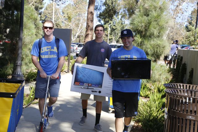 Three students move in