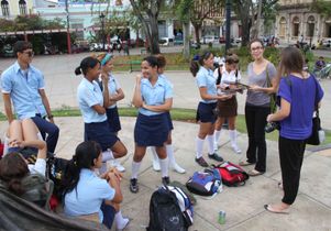 UCLA nursing students talk to teenagers.