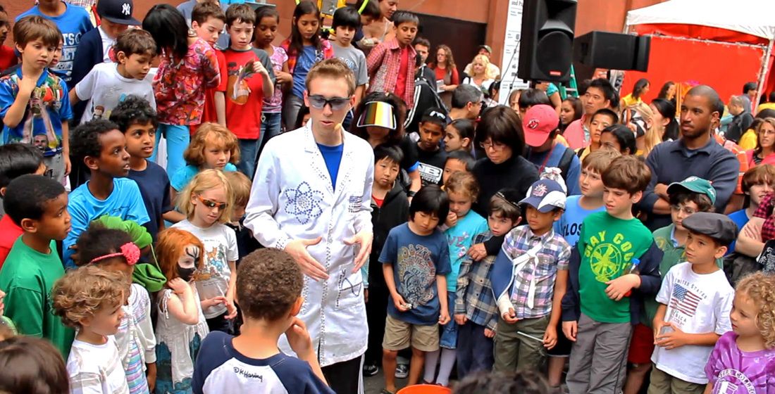 Jeffrey Vinokur and schoolchildren