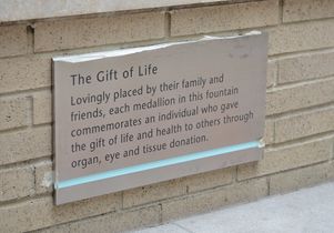 plaque at the Gift of Life Fountain