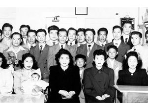 Draft resisters and their wives reunite