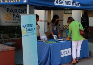 UCLA Parents' Council volunteers at 2015 move-in