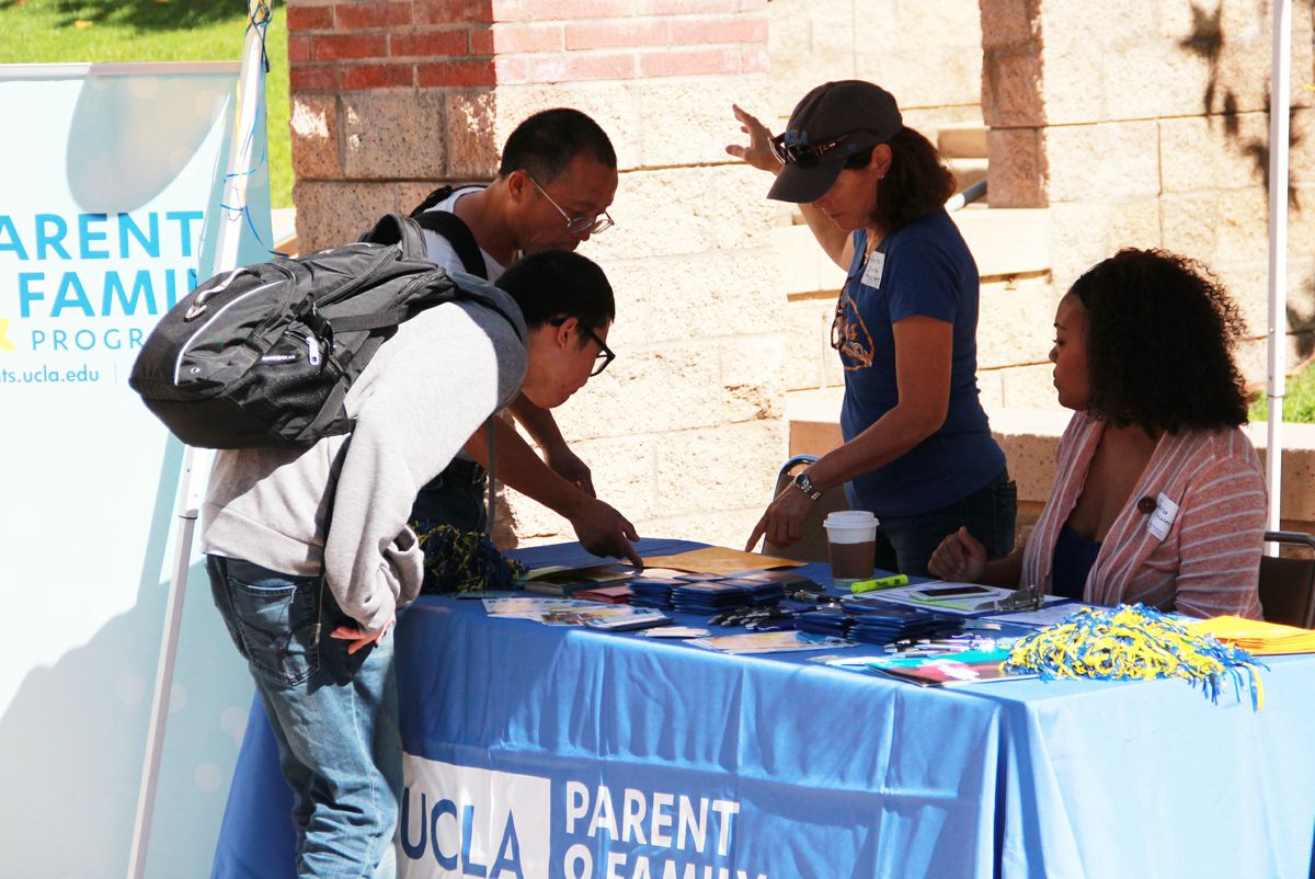 UCLA Parents' Council volunteers at 2015 move-in 
