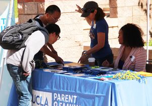 UCLA Parents' Council volunteers at 2015 move-in 