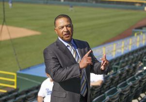 Dave Roberts meets with veterans