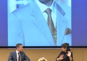 Kal Raustiala, Christiane Amanpour against backdrop of photo of Daniel Pearl