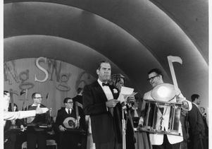 FRED-MACMURRAY---SPRING-SING-1963