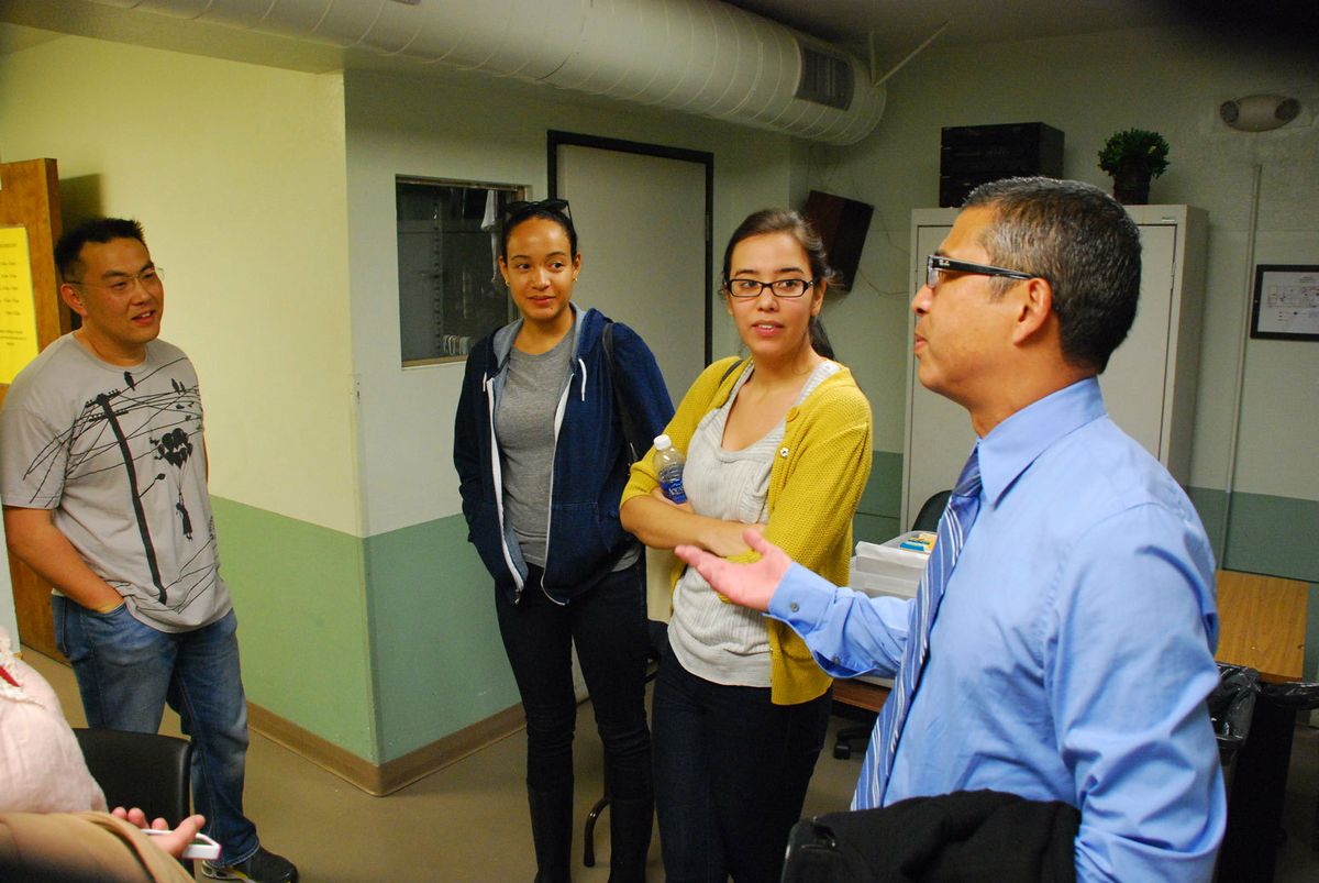 Gerry Laviña talks to social welfare graduate students