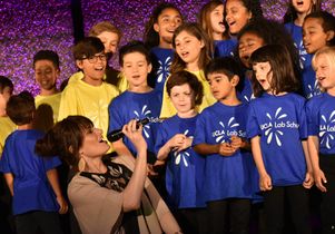 Idina Menzel and the UCLA Lab School choir