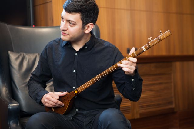 Naim Dehghani playing setar