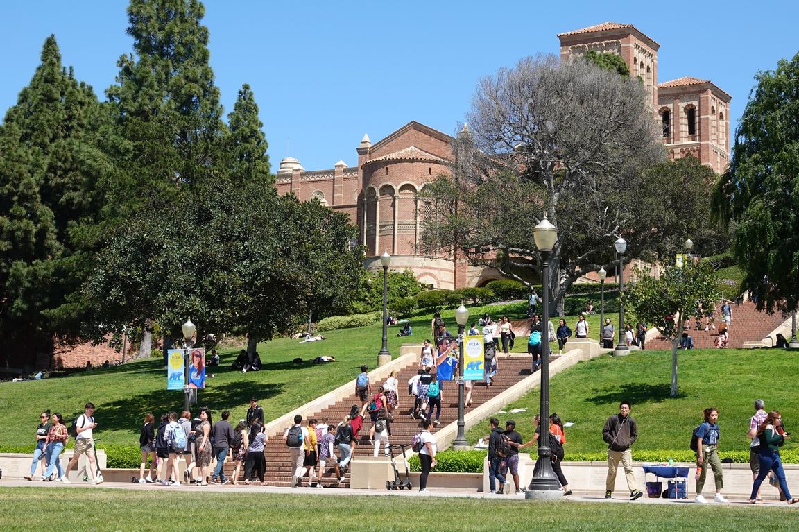 Students near Janss Steps