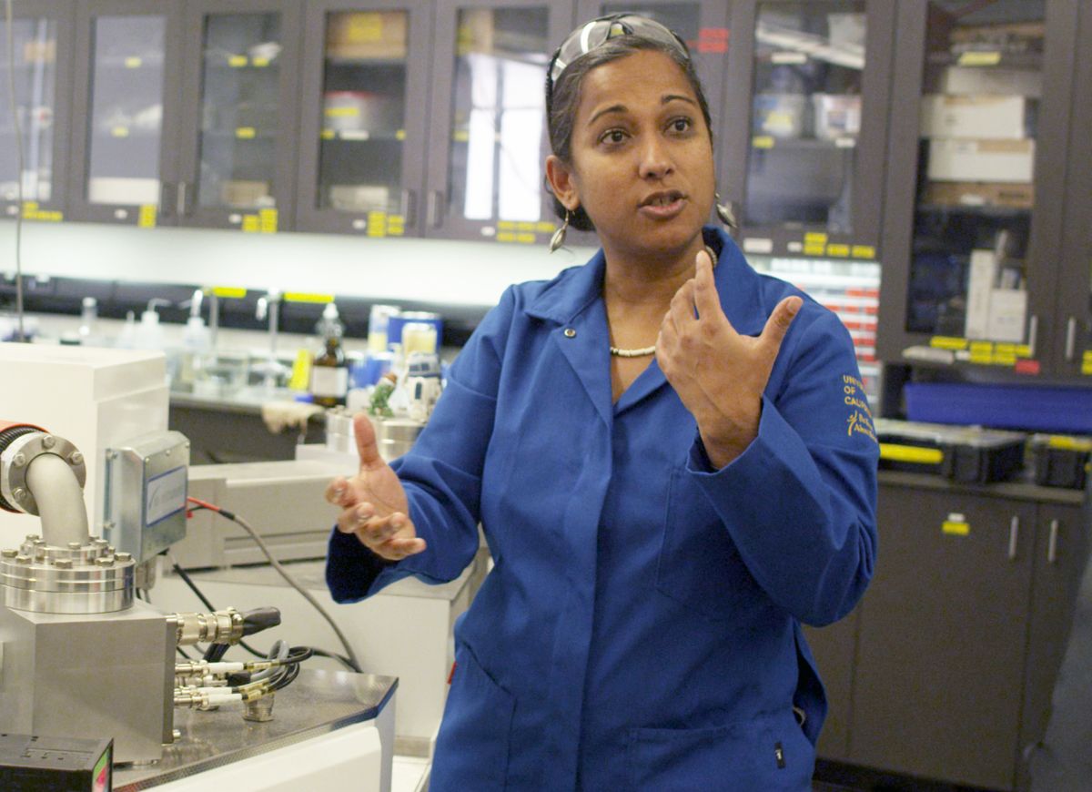 Aradhna Tripati in lab