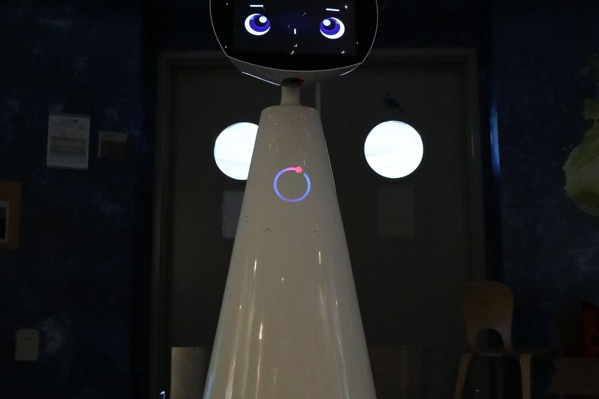 Photo Full picture of Robin the robot UCLA