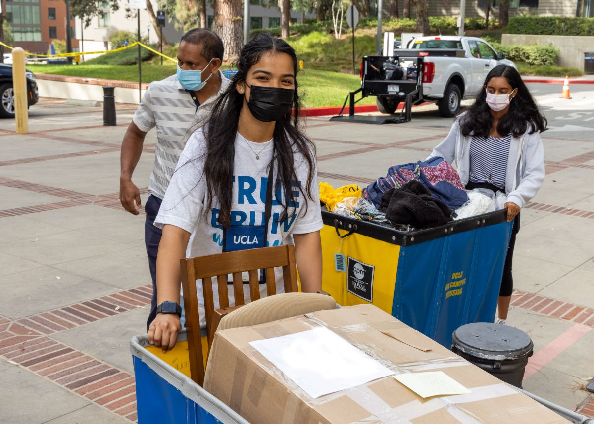 UCLA move-in 2021