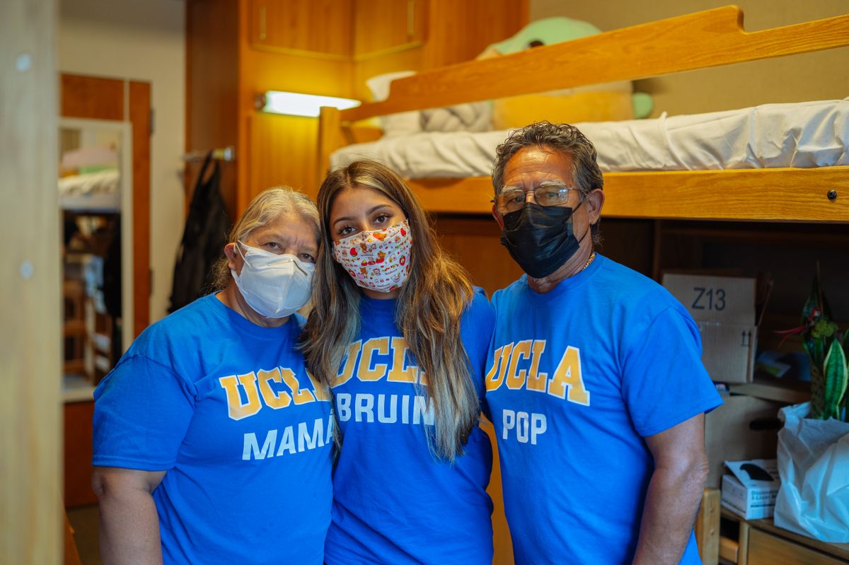 Emelin Vivar and her parents