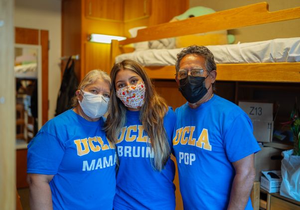 Emelin Vivar and her parents