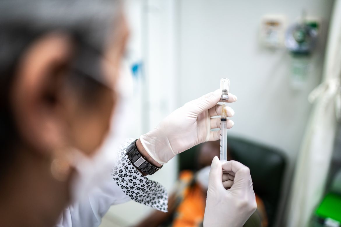 Preparing a vaccine shot