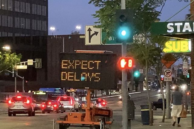 Construction message sign saying “expect delays”