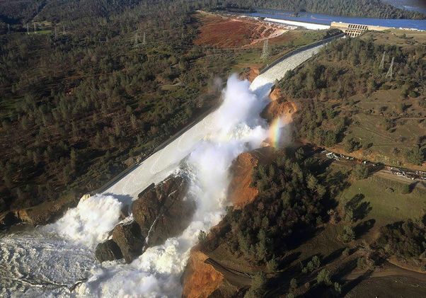 Oroville dam spillway flooding