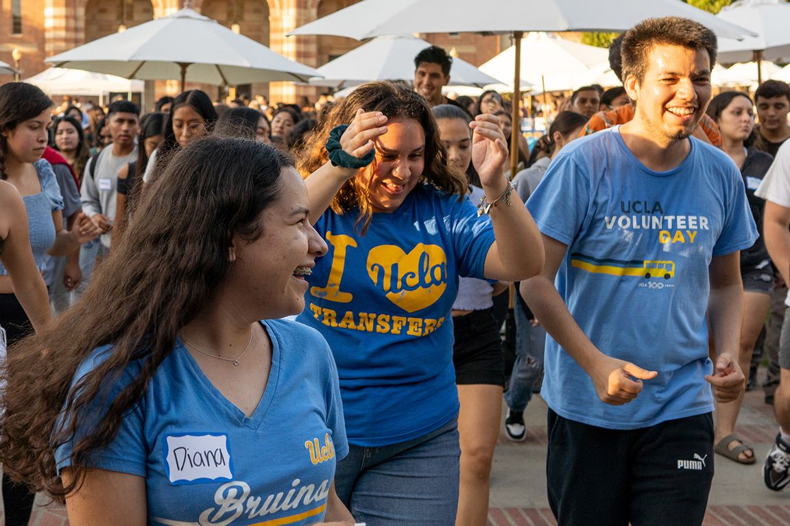 Latinx Welcome 2022 - students entering