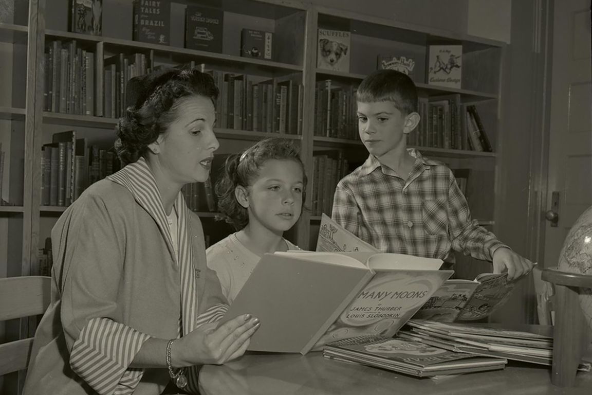 Miki Goral, center, in the library room at Franklin Avenue Elementary School