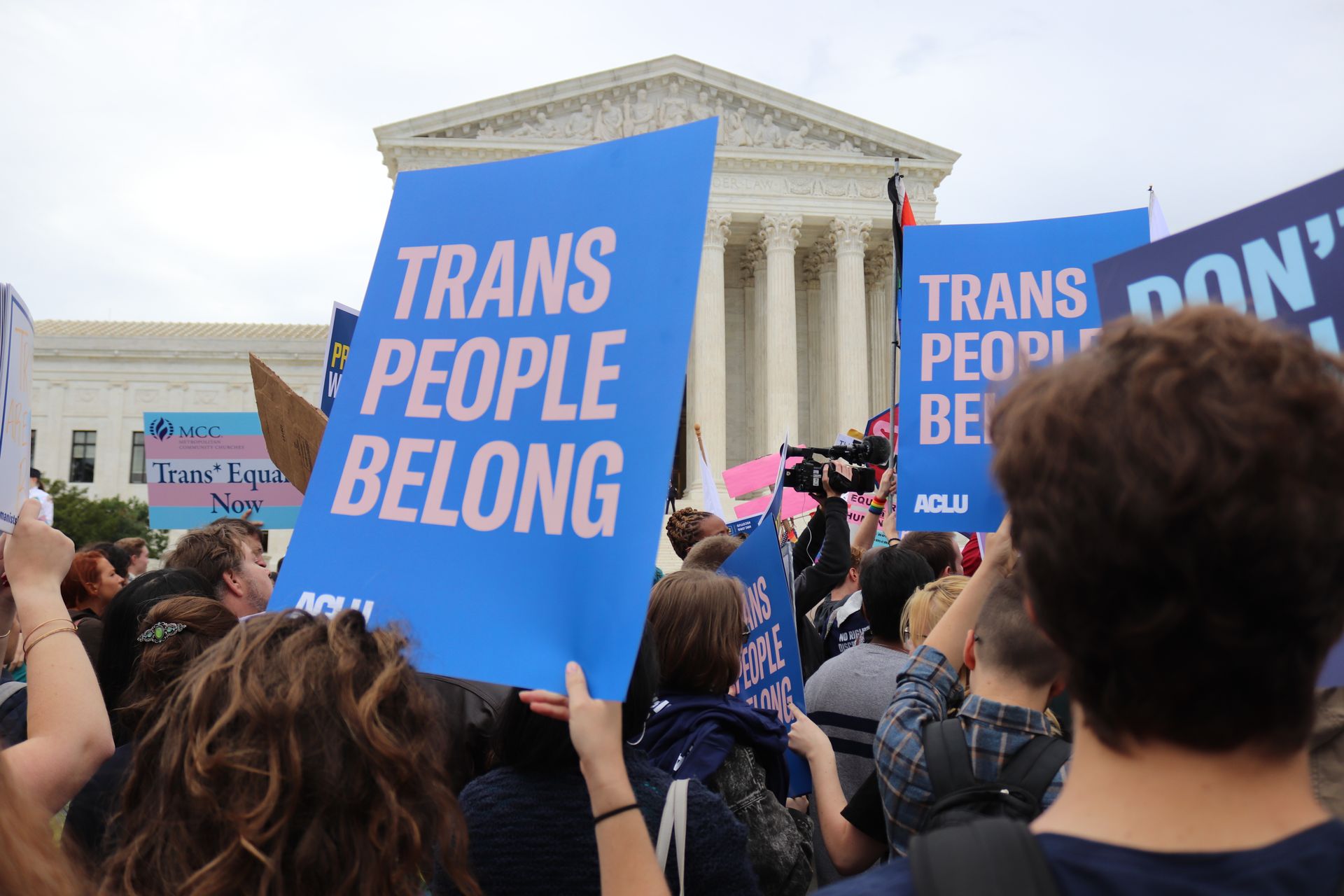 Photo | Demonstrators hold signs in front of the U.S. Supreme Court in ...