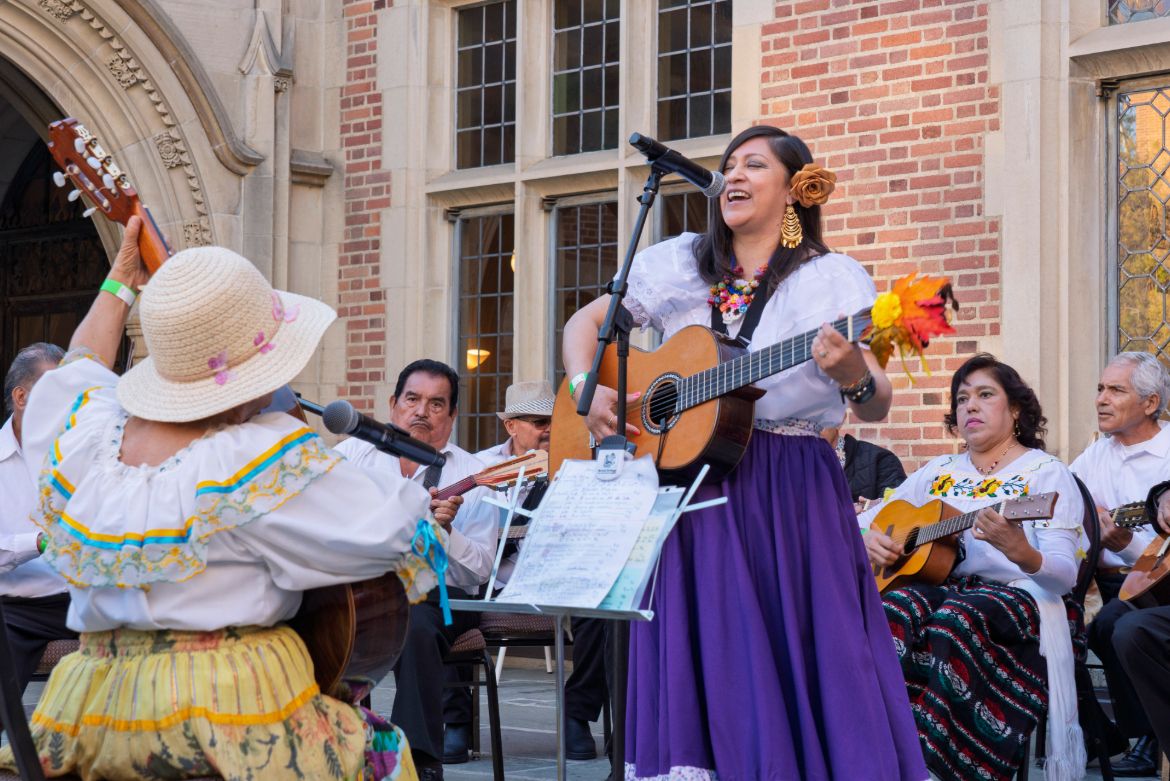 Violeta Quintero y Los Sueños de Oro performing at the event.