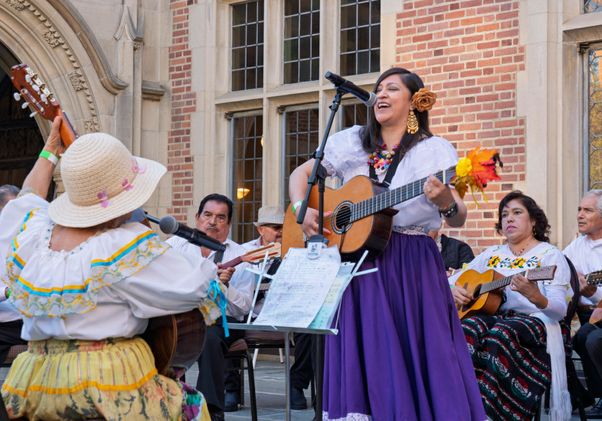 Violeta Quintero y Los Sueños de Oro performing at the event.