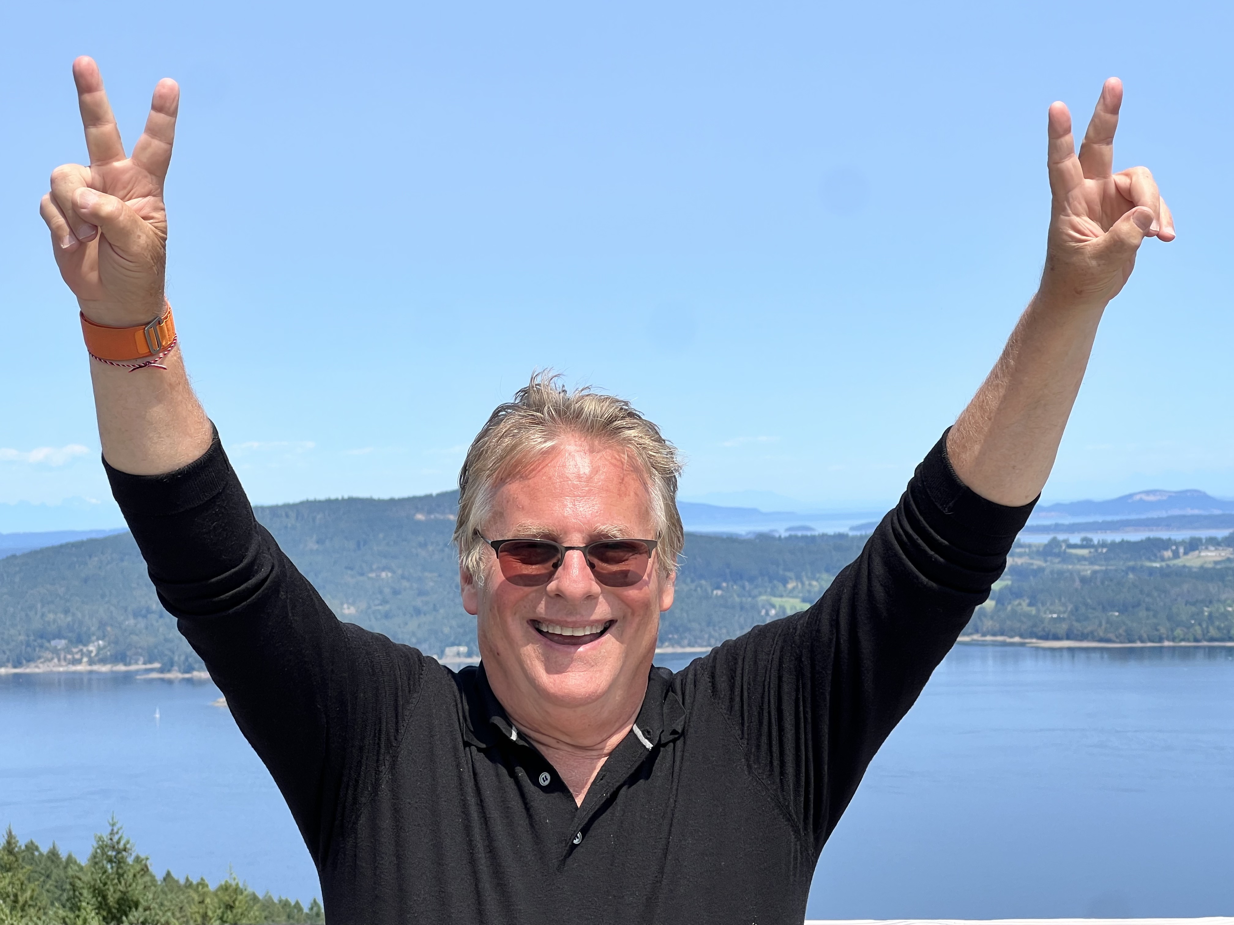 Jorge Cherbosque with hands raised in victory symbol