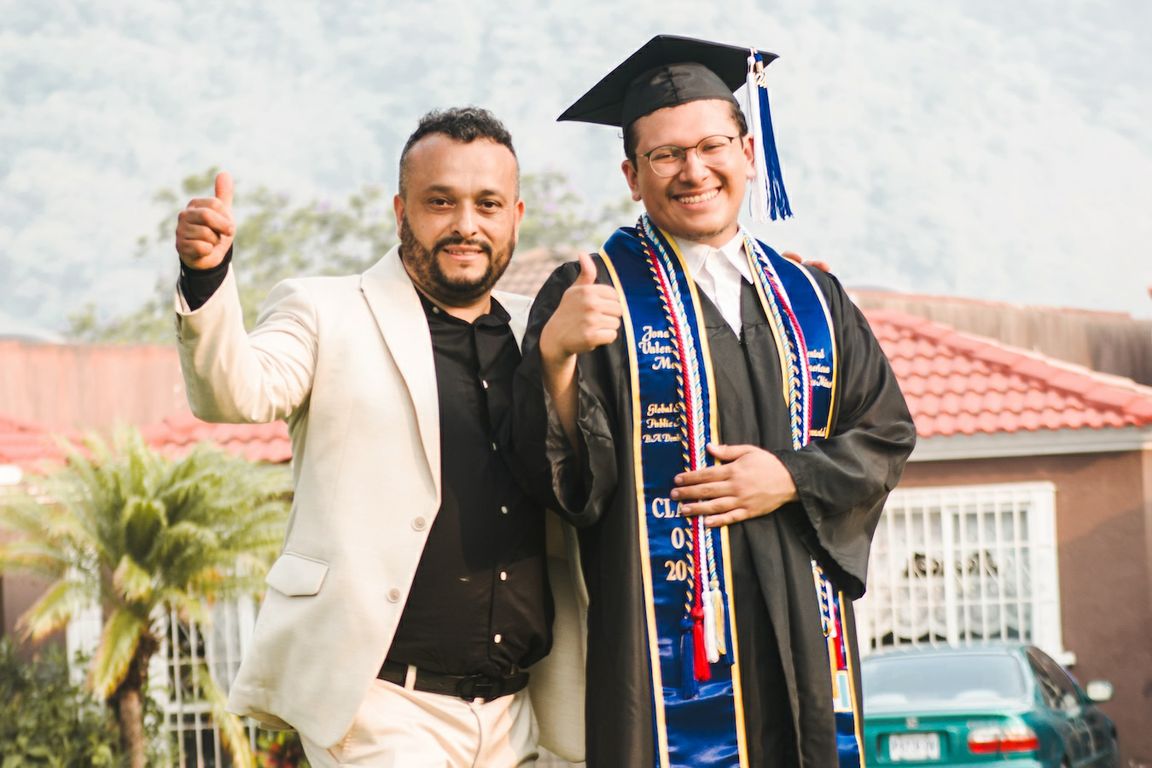 Jonathan Valenzuela Mejía (derecha) y su padre, Edgar