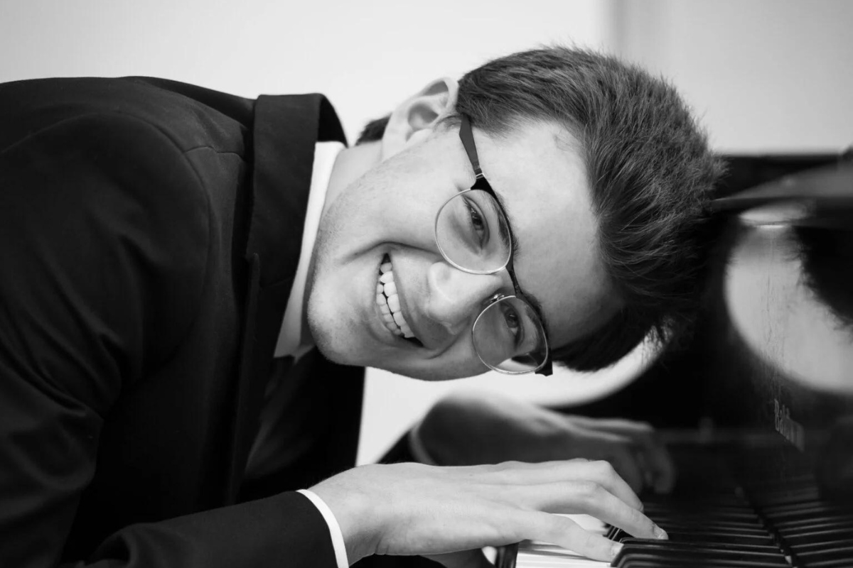 Yoni Fogelman leaning over piano while playing