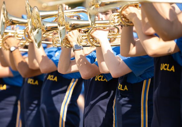 Line of Bruin band playing french horns