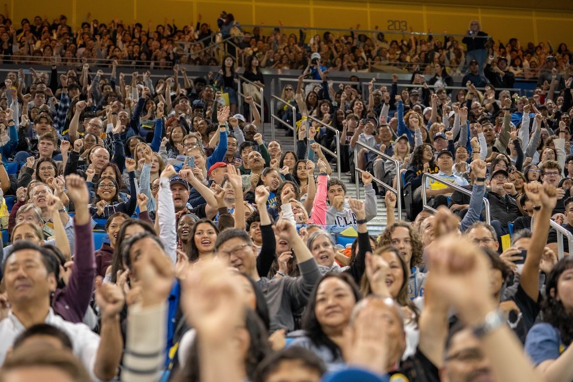 Photo | Learning the eight-clap: A jubilant crowd in Pauley Pavilion ...