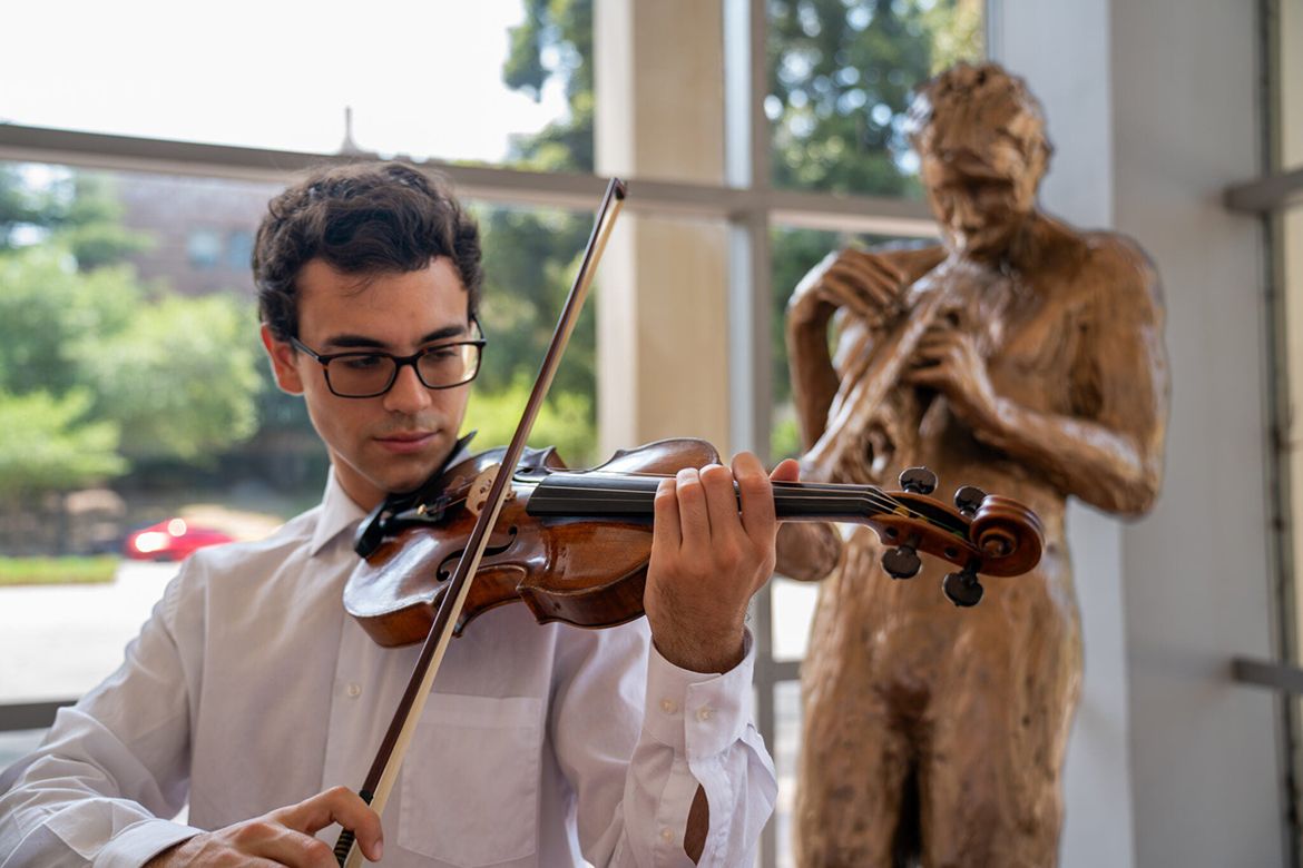 Gabriel Esperon playing his violin