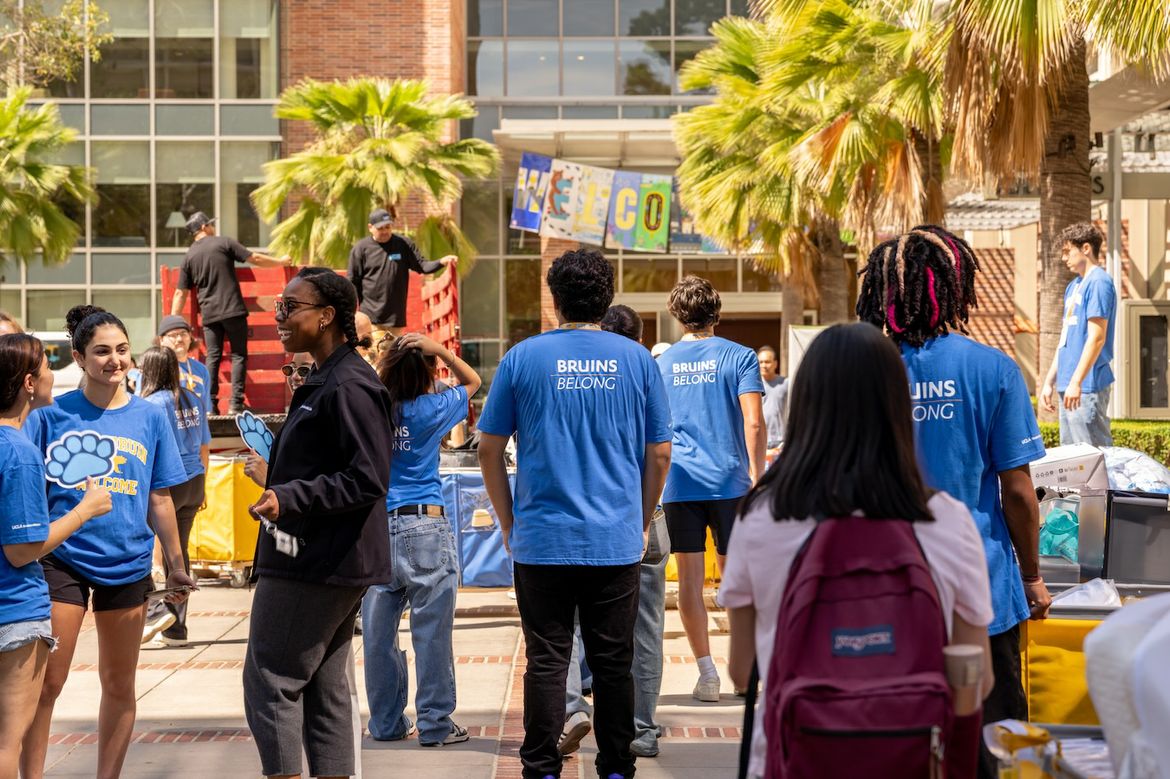 Move-in: Students and volunteers gathered outside residence halls