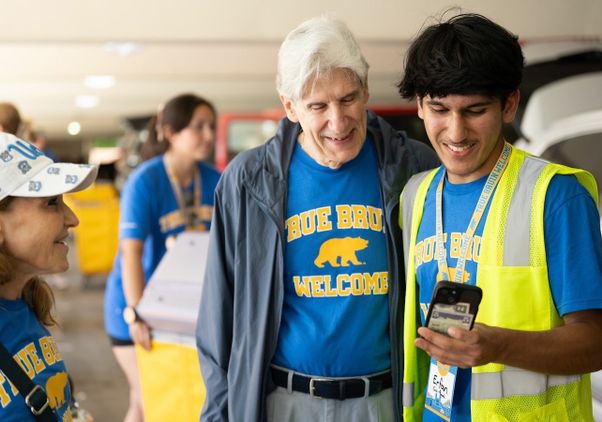 Move-in-Great photo of Frenk and student volunteer looking at phone