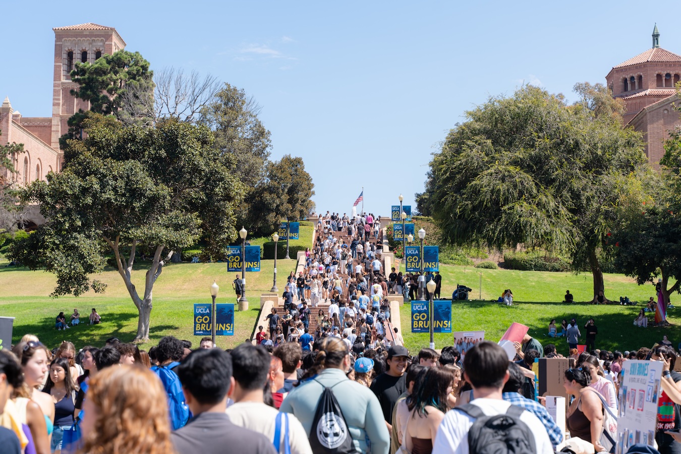 Activities Fair-Students on Janss Steps