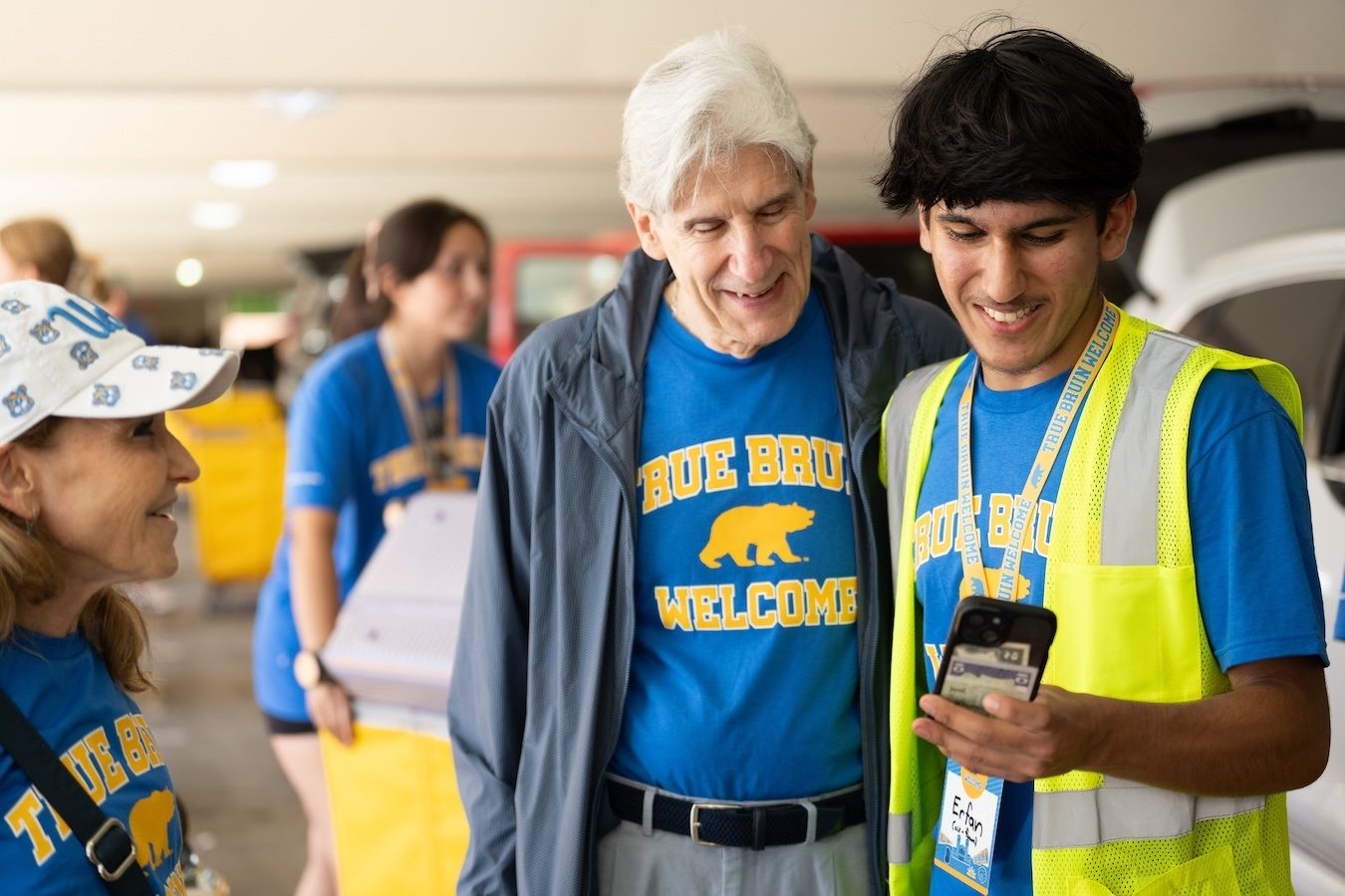Move-in-Great photo of Frenk and student volunteer looking at phone