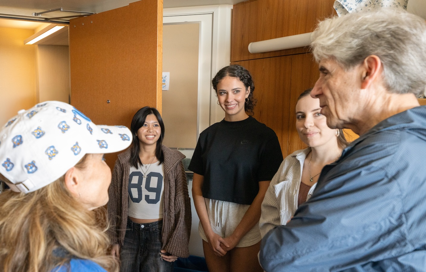 Move-inFrenk and Knaul with 3 students in dorm room