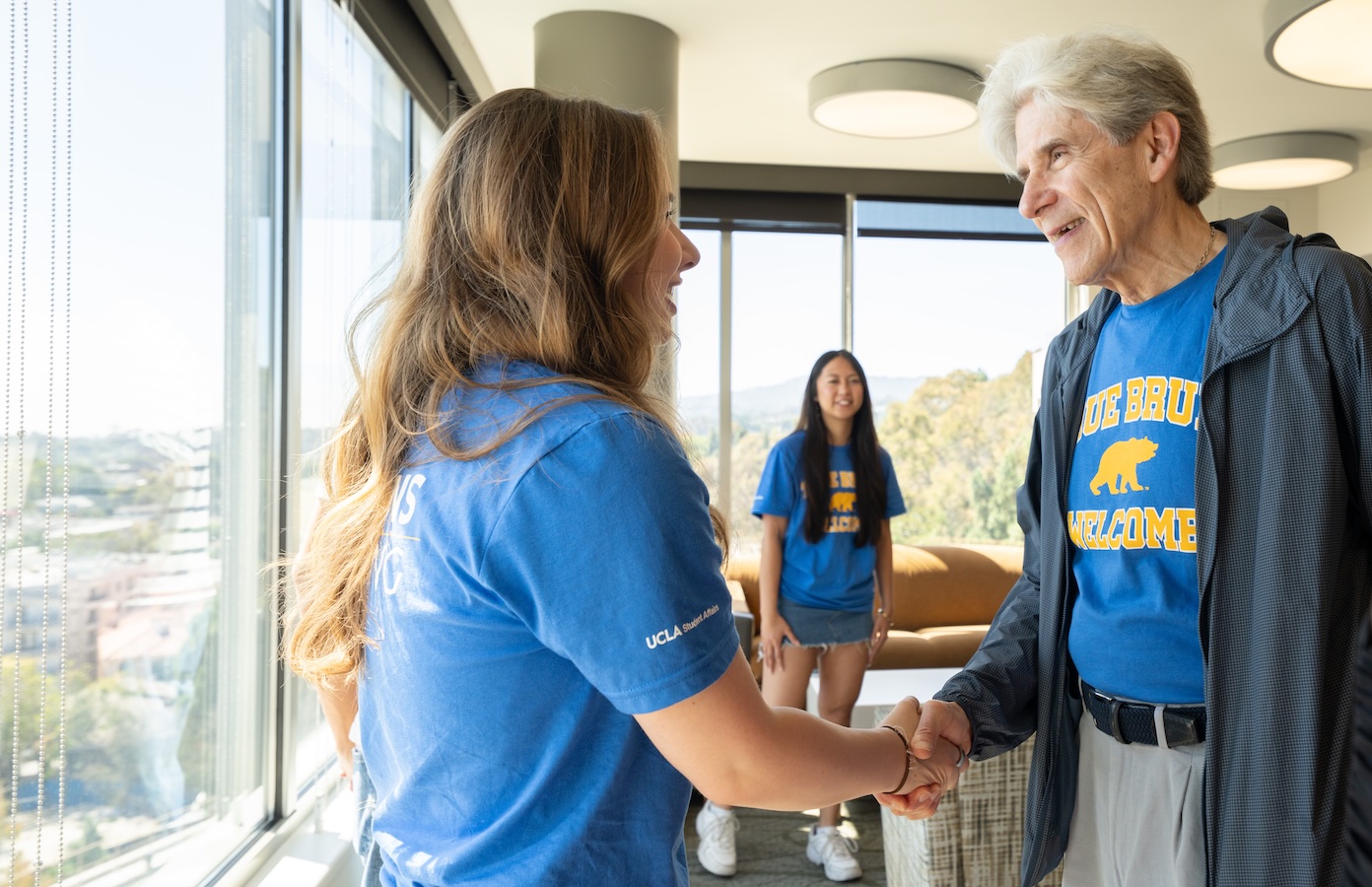 Move-inFrenk shaking hands with student in apartment